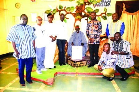 Homologation du stade du 4-Août: le ministre Roland Somda présente le certificat au Mogho Naaba Baongo