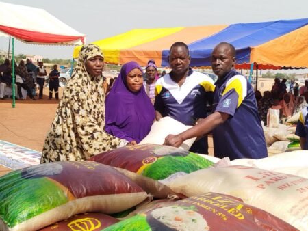 🔴Club sportif de solidarité Naaba Wangsé: Des vivres pour les déplacés et personnes vulnérables de l’arrondissement 3 🔴Club sportif de solidarité Naaba Wangsé: Des vivres pour les déplacés et personnes vulnérables de l’arrondissement 3