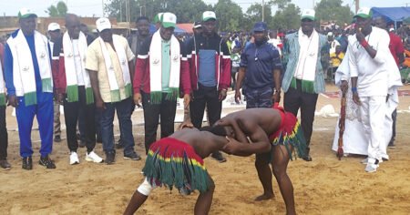 Sports traditionnels à Dédougou : une première édition pour ancrer la lutte traditionnelle et le tir à l’arc