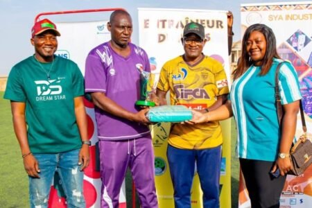 Faso Foot : Armand Bassolé reçoit son trophée d’entraîneur du mois de novembre 2025